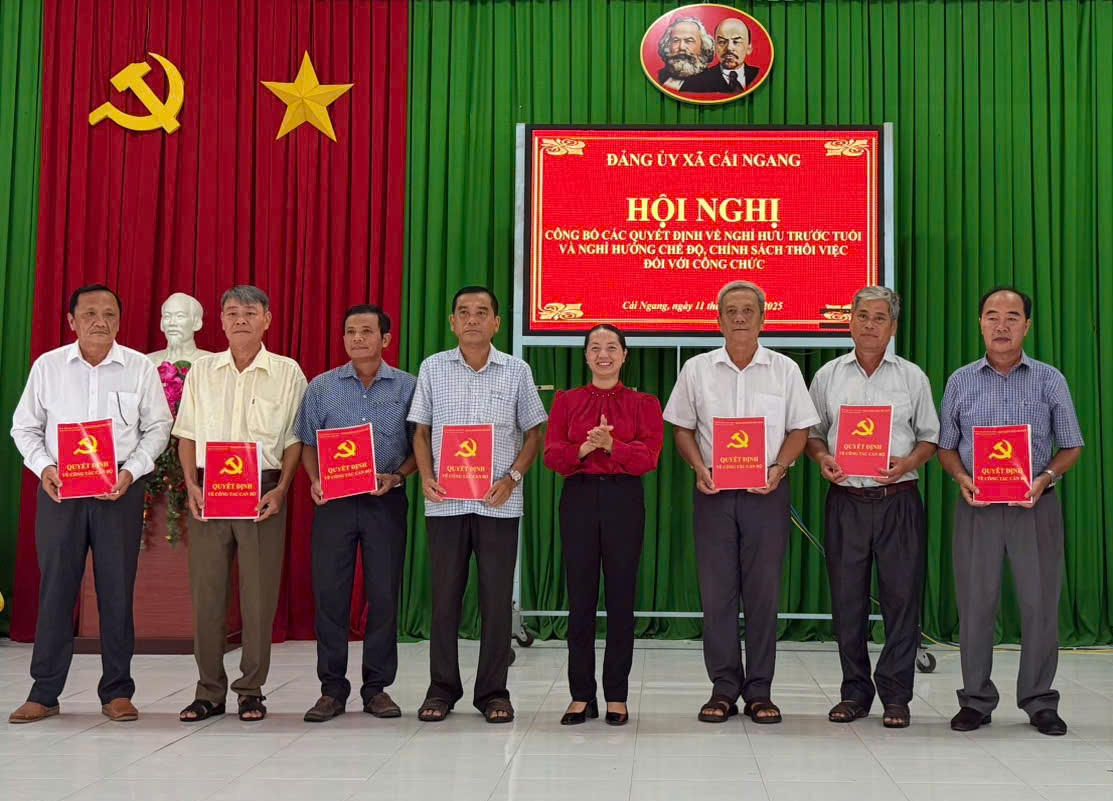 Hội nghị công bố và trao quyết định nghỉ hưu theo Nghị định số 178/2024/NĐ- CP, Nghị định số 67/2025/NĐ-CP của Chính phủ đối với cán bộ trên địa bàn xã Cái Ngang